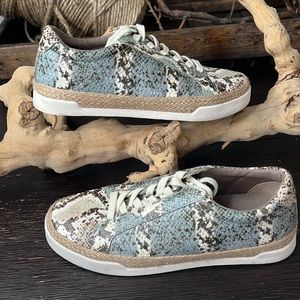 Crown Vintage Kalinda blue “snake” sneaker